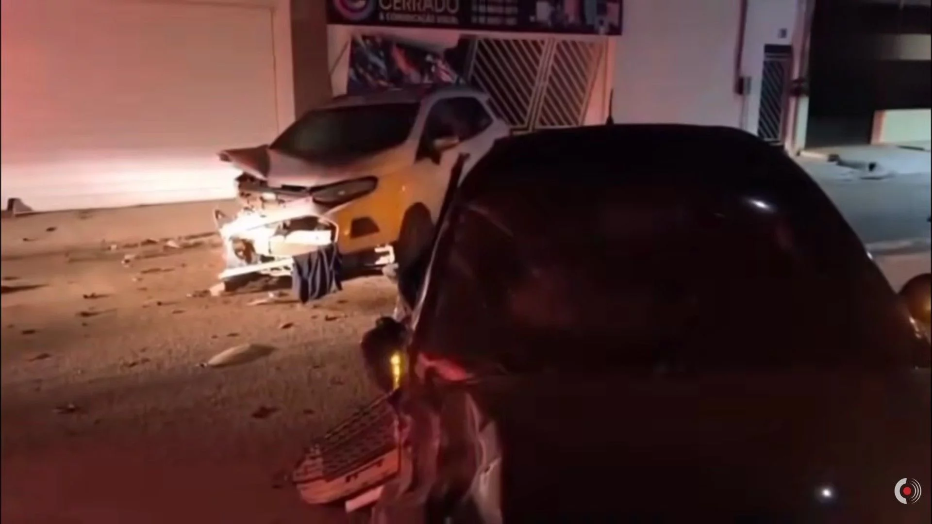 VÍDEO: Perseguição policial termina em acidente com apreensão de drogas, arma e joias